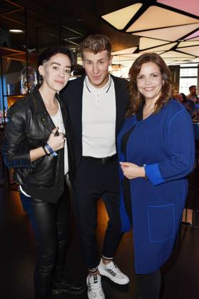 Gast, Lukas Sauer und Rebecca Immanuel bei der Verleihung des Blaue Blume Award 2023 im The Reed. Berlin, 15.02.2023