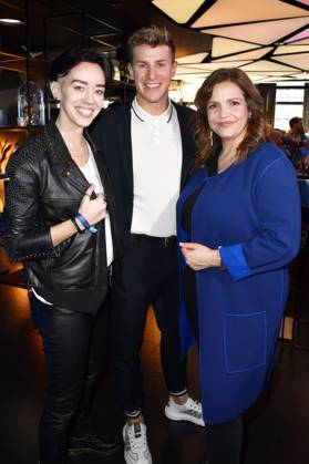 Gast, Lukas Sauer und Rebecca Immanuel bei der Verleihung des Blaue Blume Award 2023 im The Reed. Berlin, 15.02.2023