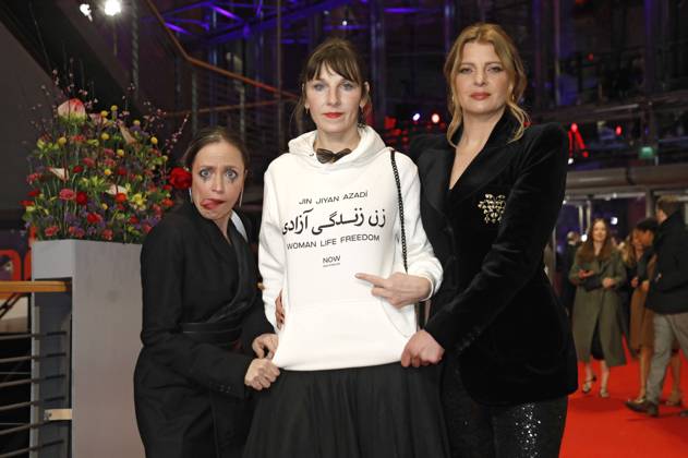 Bilder des Jahres 2023, Entertainment 02 Februar Entertainment Themen der Woche KW07 Entertainment Bilder des Tages Anna Thalbach, Meret Becker und Jördis Triebel bei der Festivaleröffnung und der Premiere des Kinofilms She Came to Me auf der Berlinale 2023 73. Internationale Filmfestspiele Berlin im Berlinale Palast. Berlin, 16.02.2023