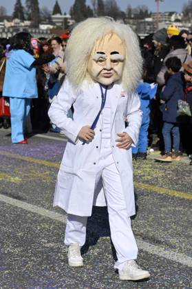 IMAGO Creative, Gesellschaft, Fasching Fasnächtler verkleidet Doktor, Luzern, Schweiz, 16.02.2023