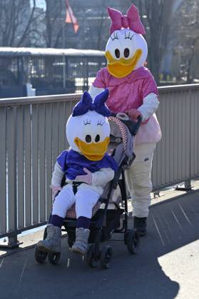 IMAGO Creative, Gesellschaft, Fasching Fasnächtler verkleidet als Dortel Duck, Luzern, Schweiz, 16.02.2023