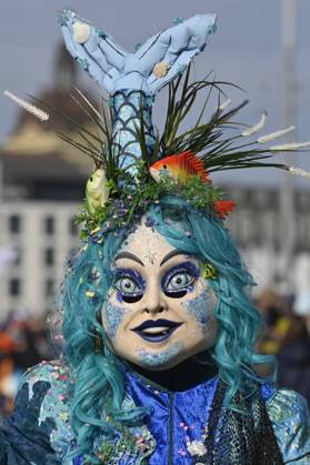 IMAGO Creative, Gesellschaft, Fasching Fasnächtler verkleidet als Meerjungfrau, Luzern, Schweiz, 16.02.2023