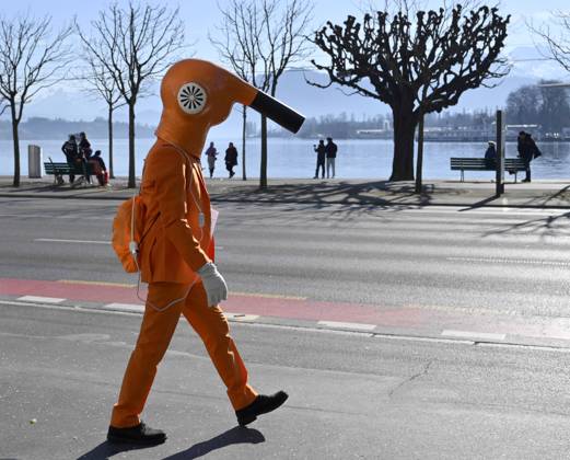 IMAGO Creative, Gesellschaft, Fasching Fasnächtler verkleidet als Haarföhn, Luzern, Schweiz, 16.02.2023