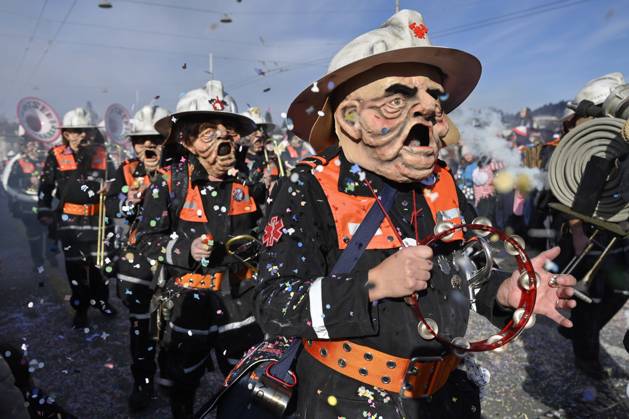 IMAGO Creative, Gesellschaft, Fasching Guggenmusik als Feuerwehr verkleidet, Luzern, Schweiz, 16.02.2023