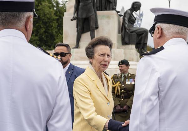Bilder des Jahres 2023, Entertainment 02 Februar Entertainment Themen der Woche KW07 Entertainment Bilder des Tages February 17, 2023, Christchurch, New Zealand: Princess Anne, sister of King Charles III, chats with uniformed service members after the rededication of the city s newly restored Citizens War Memorial. Christchurch New Zealand - ZUMAh13_ 20230217_zaf_h13_006 Copyright: xPJxHellerx