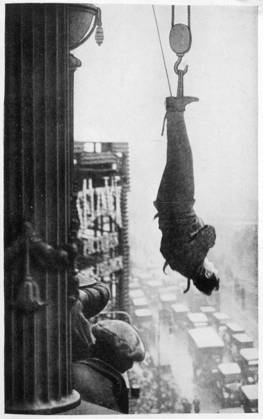 Houdini and skyscraper, New York, USA Harry Houdini (1874-1926), American stunt performer. Suspended from the cornice of a New York skyscraper, he must somehow free himself of his chains and make his way to safety ... will he do it ? Is this one trick too many? Date: circa 1920s  Copyright: Copyrightx(c)Geminix2023.xCredit:xGemini 12004448