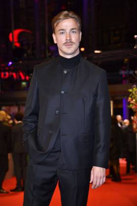 Albrecht Schuch bei der Festivaleröffnung und der Premiere des Kinofilms She Came to Me auf der Berlinale 2023 73. Internationale Filmfestspiele Berlin im Berlinale Palast. Berlin, 16.02.2023