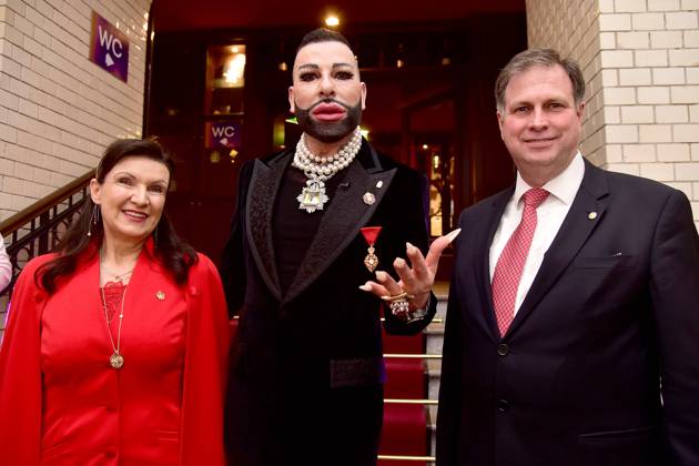 Bilder des Jahres 2023, Entertainment 02 Februar Entertainment Themen der Woche KW07 Glööckler Botschafter für -FLAME OF PEACE - Harald Glööckler, IKKH Herta Margareta von Habsburg, sowie Ehemann Sandor von Habsburg, vor dem Saal der Veranstaltung Stardesigner Harald Glööckler zelebriert anlässlich seiner Ernennung zum Botschafter für -FLAME OF PEACE -Revulotion ART während der Berlinale inm der Austernbank in Berlin am 17.02.2023