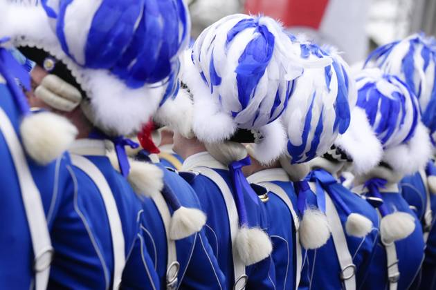 IMAGO Creative, Gesellschaft, Fasching Koelner Karneval, Traditionelles Funkenbiwak der Roten Funken auf dem Neumarkt Das Trditionskorps der Blauen Funken ist traditionell Gast beim Funkenbiwak 2023 auf dem Neumarkt in Koeln Koeln Nordrhein-Westfalen Deutschland