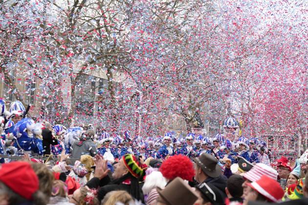 IMAGO Creative, Gesellschaft, Fasching Koelner Karneval, Traditionelles Funkenbiwak der Roten Funken auf dem Neumarkt Tanzende und feiernde Jecken auf dem Koelner Neumarkt beim Funkenbiwak 2023 der roten Funken von 1823 in Koeln Koeln Nordrhein-Westfalen Deutschland