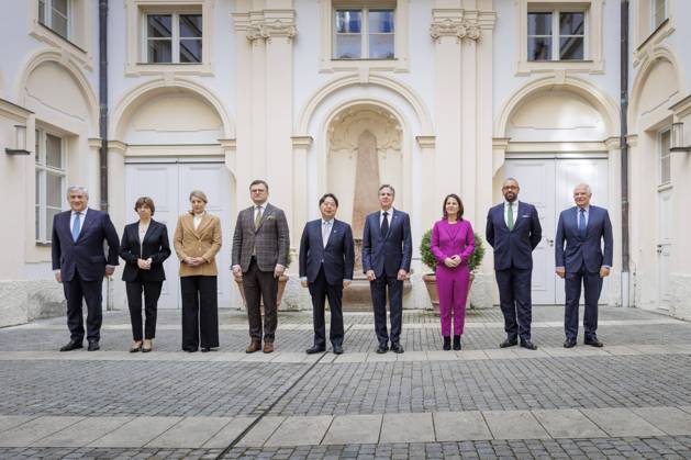 Bilder des Jahres 2023, News 02 Februar News Themen der Woche KW07 News Bilder des Tages Familienfoto mit (v.l.n.r.) Antonio Tajani, Aussenminister von Italien, Catherine Colonna, Aussenministerin von Frankreich, Melanie Joly, Aussenministerin von Kanada, Dmytro Kuleba, Aussenminister der Ukraine, Yoshimasa Hayashi, Aussenminister von Japan, Antony Blinken, Aussenminister der Vereinigten Staaten von Amerika, Annalena Baerbock (Buendnis 90 Die Gruenen), Bundesaussenministerin, James Cleverly, Britischer Aussenminister, und Josep Borrell, Hoher Vertreter der EU fuer Aussen- und Sicherheitspolitik, aufgenommen im Rahmen eines Treffen der Aussenministerinnen und Aussenminister der G7-Staaten im Palais Holnstein in Muenchen, 18.02.2023. Muenchen Deutschland Copyright: xKiraxHofmannx