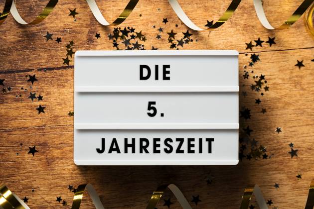 Fasching - die fünfte Jahreszeit. Girlande mit Lichtbox und aufschrift: Die 5. Jahreszeit FOTOMONTAGE