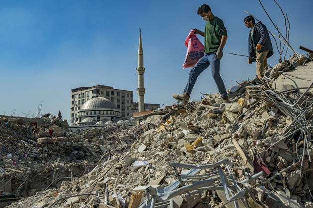 Bilder des Jahres 2023, News 02 Februar News Themen der Woche KW07 February 18, 2023, Kahramanmarash, Kahramanmarash, Turkey: A couple of youths of Kahramanmarash city look for their belongings in the debrish of their homes destroyed by a violent earthquake in southern Turkey. Kahramanmarash Turkey - ZUMAa131 20230218_zap_a131_002 Copyright: xCelestinoxArcexLavinx