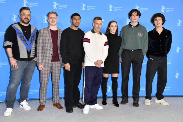 David Wnendt, Vincent Wiemer, Aaron Maldonado-Morales, Felix Lobrecht, Franziska Wulf, Levy Rico Arcos und Rafael Luis Klein-Heßling beim Photocall zum Kinofilm Sonne und Beton Sun and Concrete auf der Berlinale 2023 73. Internationale Filmfestspiele Berlin im Hotel Grand Hyatt. Berlin, 18.02.2023