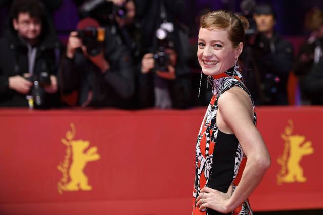 Leonie Benesch beim Red Carpet Photocall zur ZDF-Miniserie Der Schwarm auf der Berlinale 2023 73. Internationale Filmfestspiele Berlin vor dem Berlinale Palast. Berlin, 19.02.2023