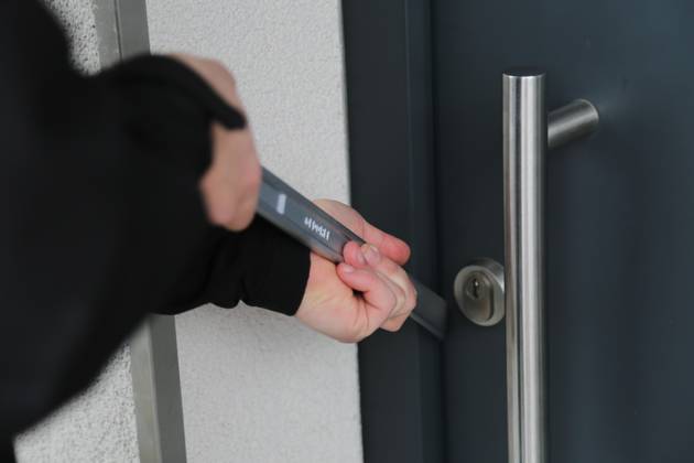 20.02.2023, Handenberg, AUT, Unterwegs in Oberösterreich, Reportage, Fototermin, Verschiedene Themenbilder, Themenbild, im Bild Einbrecher, Einbruch, Einbruchswekzeug, Einbrecherwerkzeug, Brechstange, Serieneinbrecher, Dieb, Diebstahl, Einbruchdiebstahl, Wohnungseinbruch, in Haus eingebrochen,