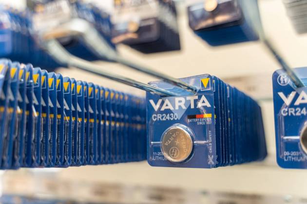 VARTA Batterien in einem Verkaufsstand in einem Geschäft. Akku und Batterie von Varta