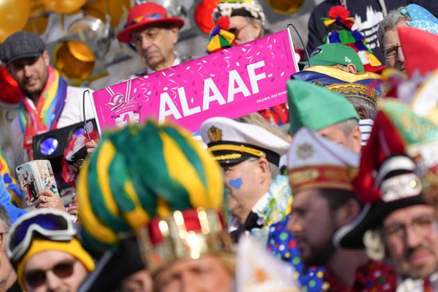 IMAGO Creative, Gesellschaft, Fasching Koelner Rosenmontagszug 2023 19.02.2023, Koeln, Alaaf auf den Tribuenen beim Rosenmontagszug des Koelner Karneval Koeln Nordrhein-Westfalen Deutschland