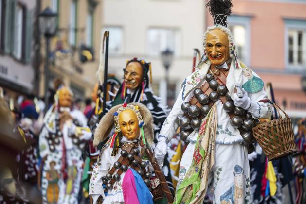 IMAGO Creative, Gesellschaft, Fasching Höhepunkt der schwäbisch-alemannischen Fasnet ist der Narrensprung in Rottweil. Rund 4000 Narren sprangen durch das historische Schwarze Tor. Mitmachen dürfen nur Narren mit dem zertifizierten Original Rottweiler Narrenkleid. 20.02.2023: Rottweil, Schwarzwald, Baden-Württemberg, Deutschland, Europa