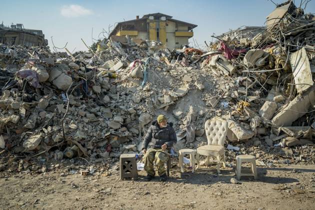 Bilder des Jahres 2023, News 02 Februar February 20, 2023, Antakya, Hatay, Turkey: A man guards th ruins of the destroyed buildings in Antakya after the massive earthquake in southern Turkey. Some of the buildings were stolen by some looters in the destroyed cities by the quake. Antakya Turkey - ZUMAa131 20230220_zap_a131_005 Copyright: xCelestinoxArcexLavinx