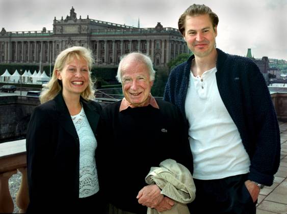 SCANPIX SWEDEN, 1998 08 03 Peter Brook, will produce Don Giovanni at the Stockholm Opera The picture from left Lisa Larsson the peasant girl Zerlina , Peter Brook director and Peter Mattei Don Giovanni Here standing outside with the opera in the background x30230x Copyright: xClaudioxBresciani TTx 30230
