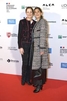 Vicky Krieps und Emily Atef bei der Verleihung des Ordre des Arts et des Lettres an Sandra Hüller und Vicky Krieps im Rahmen der Berlinale 2023 73. Internationale Filmfestspiele Berlin in der französischen Botschaft. Berlin, 20.02.2023