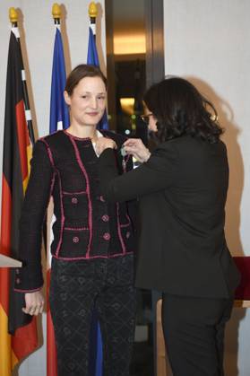 Entertainment Bilder des Tages Vicky Krieps und Rima Abdul Malak bei der Verleihung des Ordre des Arts et des Lettres an Sandra Hüller und Vicky Krieps im Rahmen der Berlinale 2023 73. Internationale Filmfestspiele Berlin in der französischen Botschaft. Berlin, 20.02.2023