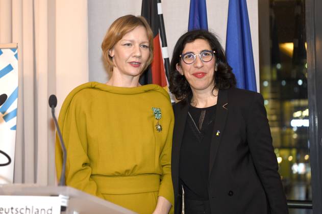 Sandra Hüller und Rima Abdul Malak bei der Verleihung des Ordre des Arts et des Lettres an Sandra Hüller und Vicky Krieps im Rahmen der Berlinale 2023 73. Internationale Filmfestspiele Berlin in der französischen Botschaft. Berlin, 20.02.2023