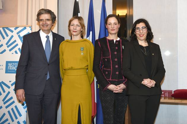 Francois Delattre, Sandra Hüller, Vicky Krieps und Rima Abdul Malak bei der Verleihung des Ordre des Arts et des Lettres an Sandra Hüller und Vicky Krieps im Rahmen der Berlinale 2023 73. Internationale Filmfestspiele Berlin in der französischen Botschaft. Berlin, 20.02.2023