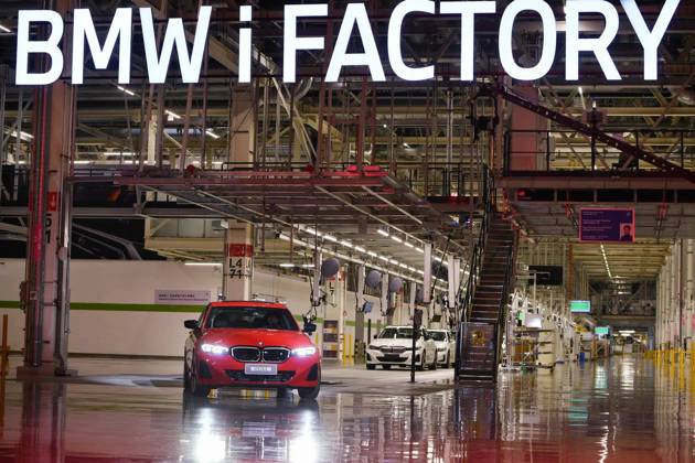 Bilder des Jahres 2023, News 02 Februar News Themen der Woche KW08 News Bilder des Tages SHENYANG, CHINA - FEBRUARY 20: A BMW i3 eDrive 40L electric sedan, also the 5,000,000th vehicle produced by the BMW Brilliance Automotive Ltd. (BBA), runs by a sign reading BMW iFACTORY as it rolls off the assembly line at the BBA Tiexi plant on February 20, 2023 in Shenyang, Liaoning Province of China.  Copyright: xChinaxNewsxServicex VCG111423534211