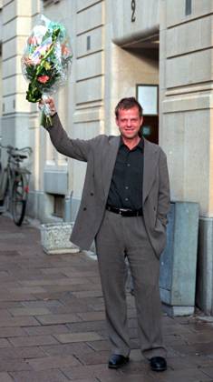 SCANPIX SWEDEN, 1997 10 16 Krister Henriksson, injured player, received the O neill scholarship Henriksson walks on a pavement and holds up a bouquet of flowers x50010x  Copyright: xJanerikxHenriksson TTx 50010