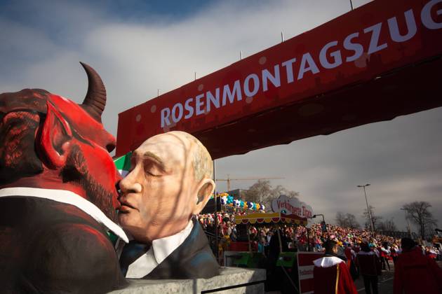 Bilder des Jahres 2023, News 02 Februar News Themen der Woche KW08 News Bilder des Tages Traditional Rose Monday Parade 2023 In Cologne A general view of Russian President Vladimir Putin kissing a float is seen during the Rose Monday Parade in Cologne, Germany, on February 20, 2023 cologne Germany  Copyright: xYingxTangx originalFilename: tang-notitle230220_npFUo.jpg