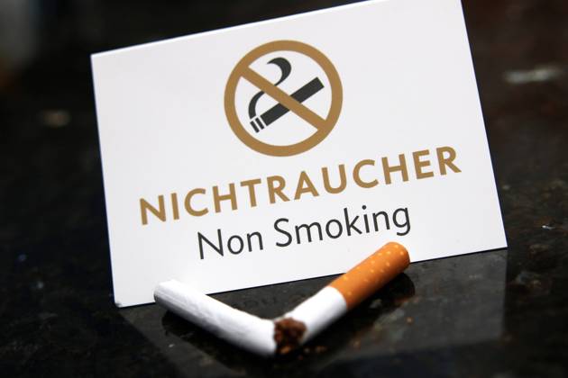durchgebrochene Zigarette und Schild Nichtraucher broken cigarette and sign Non Smoking BLWS681253