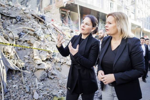 Bilder des Jahres 2023, News 02 Februar News Themen der Woche KW08 News Bilder des Tages Annalena Baerbock (Buendnis 90 Die Gruenen), Bundesaussenministerin, und Nancy Faeser (SPD), Bundesministerin fuer Inneres und Heimat, aufgenommen im Rahmen eines Gangs durch eine vom Erdbeben zerstoerte Straâˆöüe in Pazarcik, 21.02.2023. Pazarcik Tuerkei Copyright: xKiraxHofmannx