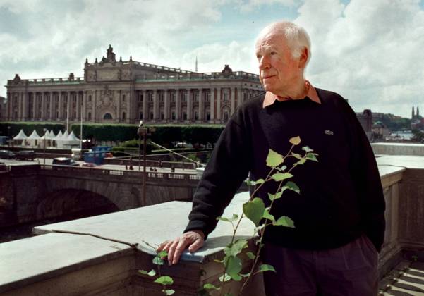 SCANPIX SWEDEN, 1998 08 03 Peter Brook, to perform Don Giovanni at the Stockholm Opera The picture Peter Brook outdoors with the opera in the background x30230x  Copyright: xClaudioxBresciani TTx 30230