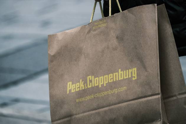 Düsseldorf 21.02.2023 Schadowstrasse Einkaufsstrasse Einkaufsstraße Inflation Shoppingmeile Einkaufsmeile Einkaufen Einzelhandel Corona-Inzidenz Inzidenzwert Fussgängerzone Einkaufsbummel Einkaufstaschen Einkaufstraße Einkaufstrasse Modemeile Menschenmasse Menschenmenge Inflation Bürgergeld Peek & Cloppenburg P&C PundC Modegeschäft Düsseldorf Nordrhein-Westfalen Deutschland