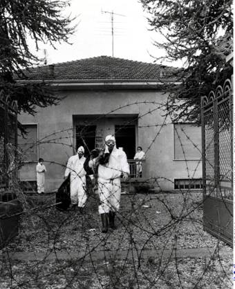 SCANPIX SWEDEN, 1976 Toxic accident in Seveso, Italy Pictured are men in white protective clothing exiting a building Seen through a rolled-up barbed wire x20360x  Copyright: xTTx 20360
