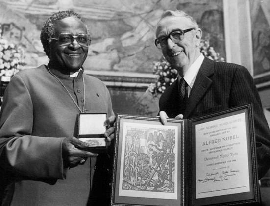 File NOBEL PEACE 1984 Bishop Desmond Tutu, South Africa pictures together with chairman of the Norwegian Nobel Committee Egil Aarvik after he had received the Nobel Peace Prize for 1984 OSLO NORWAY PB KOD 414 x20250x  Copyright: xPRESSENSxBILDx NOBEL PEACE 1984