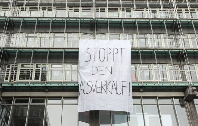 Bilder des Jahres 2023, News 02 Februar News Themen der Woche KW08 News Bilder des Tages An der Fassade vom Verlagsgebäude des Medienunternehmens Gruner + Jahr am Baumwall am Hamburger Hafen hängt ein riesiges Plakat, mit dem Mitarbeiter von Gruner + Jahr gegen den von Verlagseigentümer RTL angekündigten Stellenabbau protestieren. 700 Arbeitsplätze sollen beim Traditionsunternehmen gestrichen werden. Altstadt Hamburg