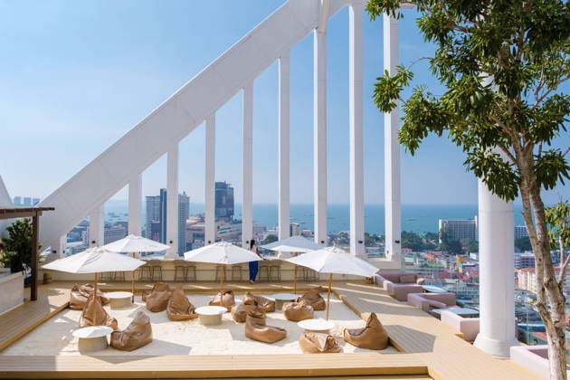 IMAGO Creative: Urbane Kultur - Sommer auf den Dächern Arbour hotel Pattaya Thailand November 2022 Arbour hotel Pattaya Thailand November 2022. Rooftop bar with beach terrace during sunset Copyright: xZoonar.com FokkexBaarssenx 19326224