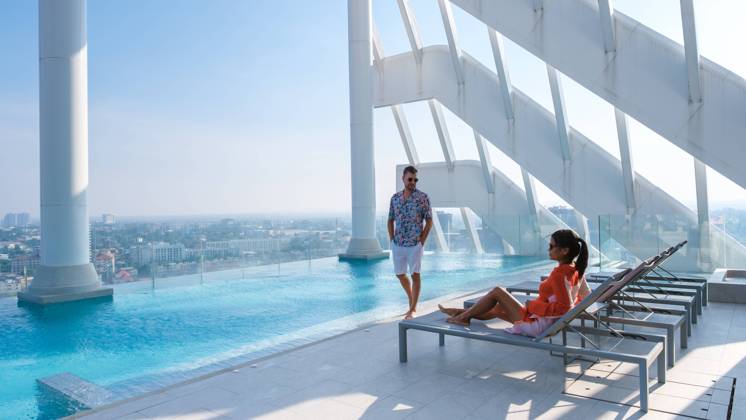 IMAGO Creative, Urban Lifestyle couple men and women relaxing at a rooftop pool of a luxury hotel couple of men and women relaxing at a rooftop pool of a luxury hotel. Asian Thai women and caucasian men relaxing by pool on a rooftop Copyright: xZoonar.com FokkexBaarssenx 19326316 ,model released, Symbolfoto ,property released