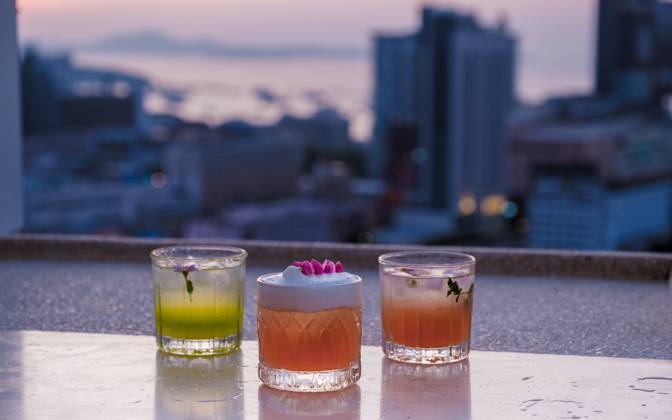 IMAGO Creative: Urbane Kultur - Sommer auf den Dächern cocktail drinks on a rooftop bar in Pattaya Thailand cocktail drinks on a rooftop bar in Pattaya Thailand during sunset Copyright: xZoonar.com FokkexBaarssenx 19326406