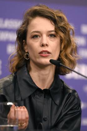 Paula Beer bei der Pressekonferenz zum Kinofilm Roter Himmel Afire auf der Berlinale 2023 73. Internationale Filmfestspiele Berlin im Hotel Grand Hyatt. Berlin, 22.02.2023