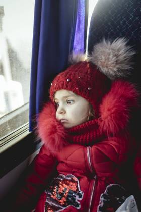 Polina, 4 Jahre, auf der Flucht mit ihrer Mutter und ihrer Großmutter aus Perejaslaw, im Bus von Medyka nach Przemysl, sie wollen weiter, erstmal nach Warschau, Medyka, Polen, Europa Copyright: imageBROKER FlorianxBachmeier iblfba08197692.jpg