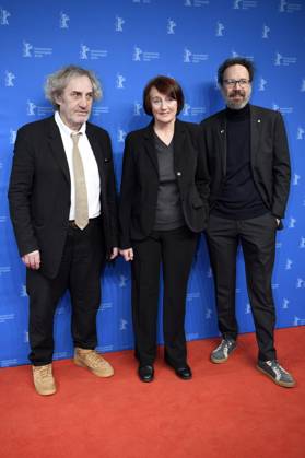 Philippe Garrel, Caroline Champetier und Carlo Chatrian bei der Verleihung der Berlinale Kamera an Caroline Champetier auf der Berlinale 2023 73. Internationale Filmfestspiele Berlin im Haus der Berliner Festspiele. 23.02.2023