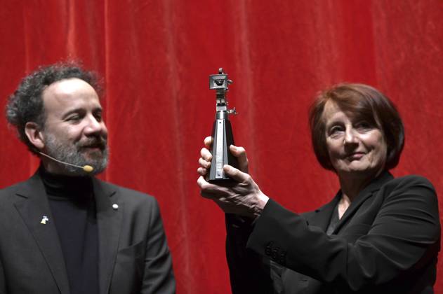 Carlo Chatrian und Caroline Champetier bei der Verleihung der Berlinale Kamera an Caroline Champetier auf der Berlinale 2023 73. Internationale Filmfestspiele Berlin im Haus der Berliner Festspiele. 23.02.2023