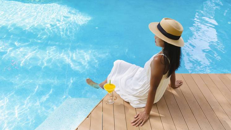 Asian women with hat with cocktail by the pool Asian women with a hat with cocktails by the pool. Women drinking cocktail by swimming pool Copyright: xZoonar.com FokkexBaarssenx 19391015 ,model released, Symbolfoto ,property released