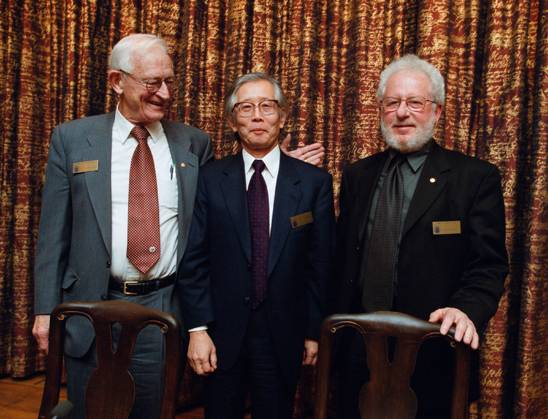 STOCKHOLM 20001207 On Thursday evening, the eight Nobel laureates in Physics, Chemistry and Economics gathered at the Royal Swedish Academy of Sciences in Stockholm for a presentation ahead of the Nobel Prize ceremony on Sunday.Pictured are the happy chemistry laureates Alan MacDiarmid, USA, Hideki Shirakawa, Japan and Alan Heeger, USA STOCKHOLM SWEDEN x1030x  Copyright: xJonasxEkströmerx NOBEL 2000 KEMI