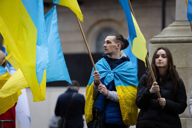 February 24, 2023, London, United Kingdom: People hold Ukrainian flags as they observe a minute s silence in Whitehall opposite Downing Street in London. The world is marking the one-year anniversary of the full-scale Russian invasion of Ukraine today. London United Kingdom - ZUMAs197 20230224_zaa_s197_482 Copyright: xTejasxSandhux