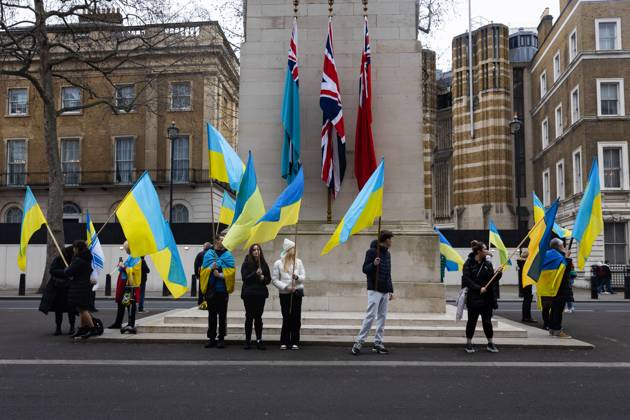 February 24, 2023, London, United Kingdom: People hold Ukrainian flags as they observe a minute s silence in Whitehall opposite Downing Street in London. The world is marking the one-year anniversary of the full-scale Russian invasion of Ukraine today. London United Kingdom - ZUMAs197 20230224_zaa_s197_485 Copyright: xTejasxSandhux